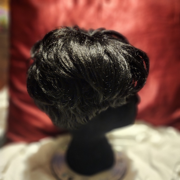 Short Wig - Picture 3 of 5